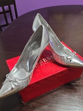 GUESS Silver Pointed-Toe Metallic Bow Pumps